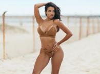 Vida Guerra kusi wdziękami w bikini